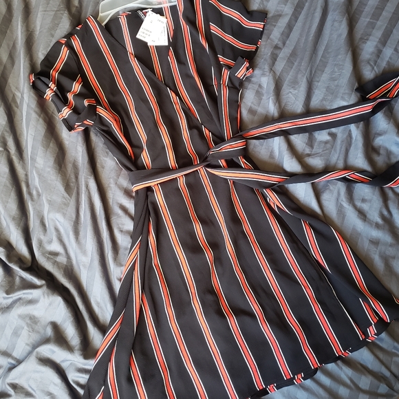 ⛔️Gone to Goodwill!⛔️ H&M Wrap Dress - Picture 2 of 4